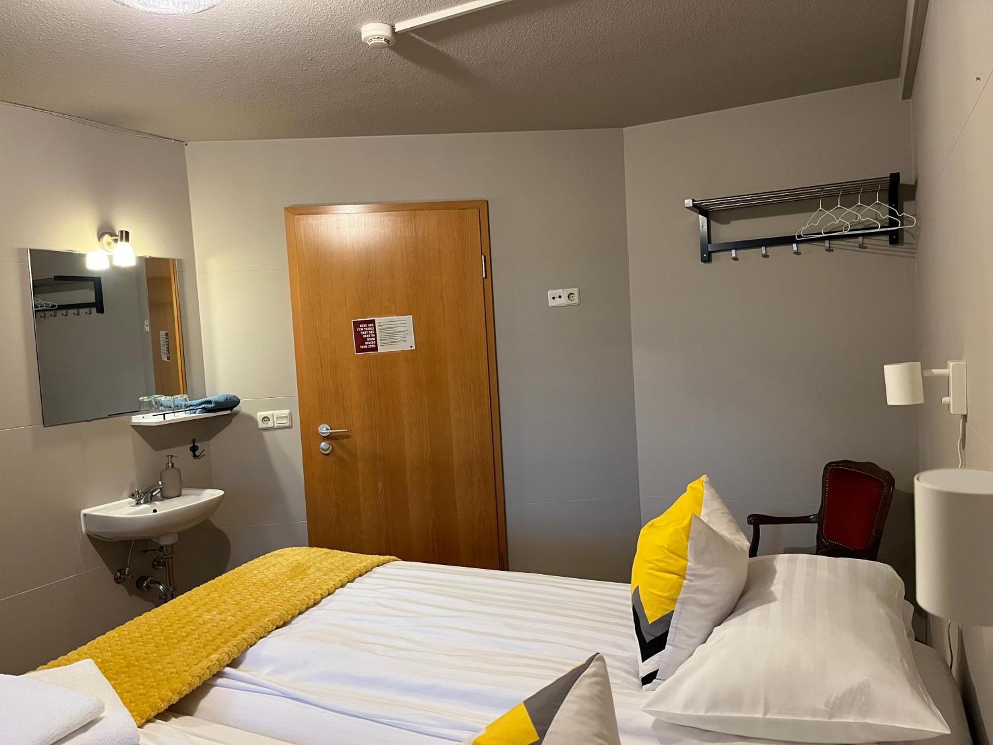 Guesthouse Hvammur By The Harbour هوفن المظهر الخارجي الصورة