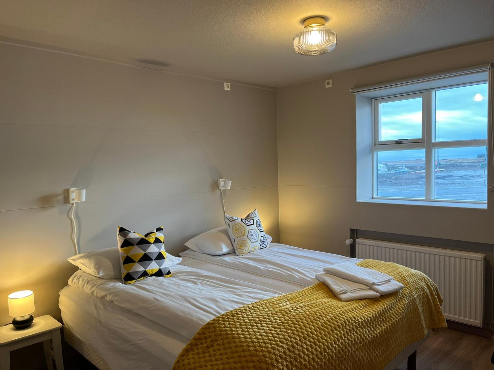 Guesthouse Hvammur By The Harbour هوفن المظهر الخارجي الصورة
