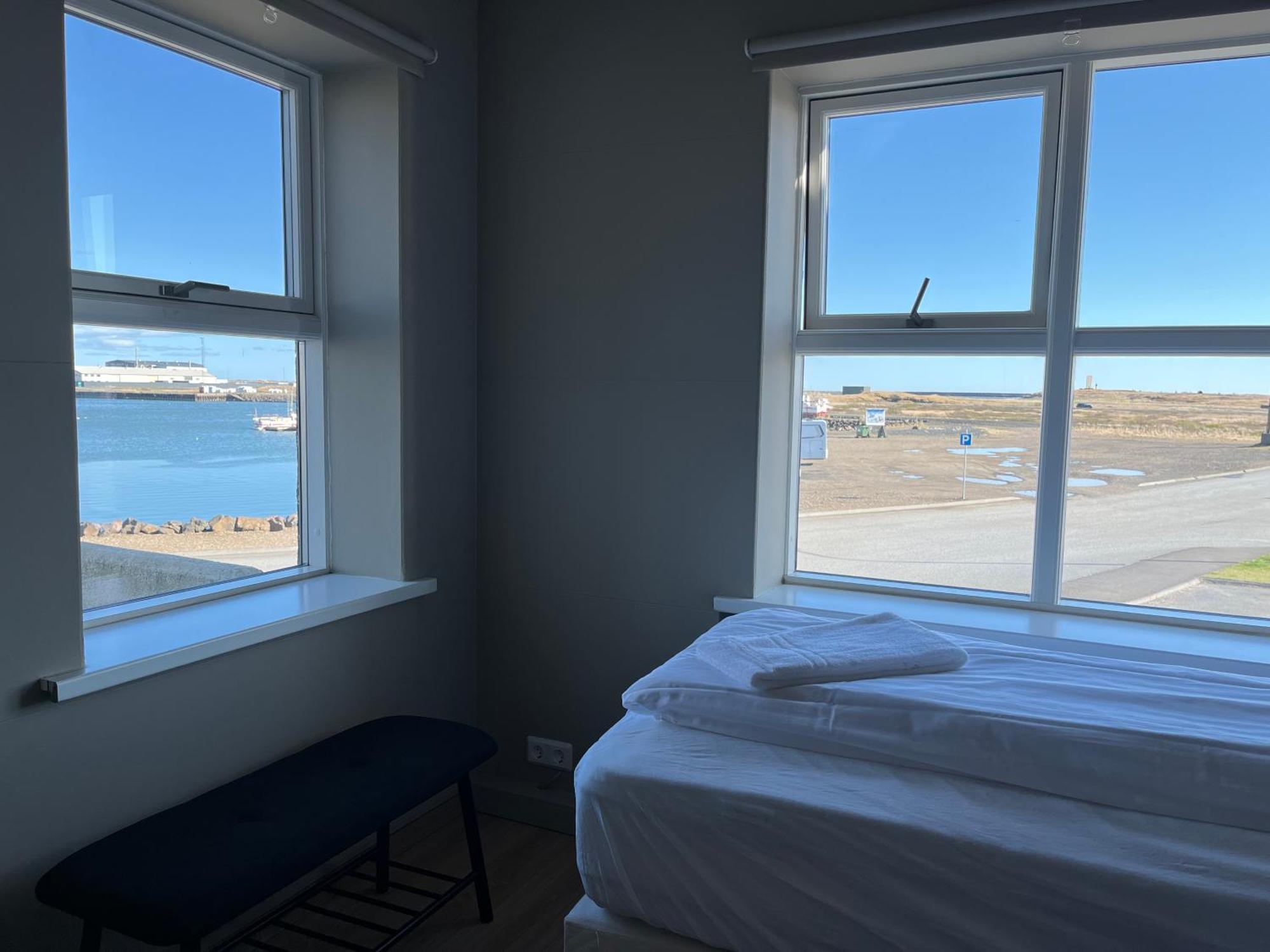 Guesthouse Hvammur By The Harbour هوفن المظهر الخارجي الصورة
