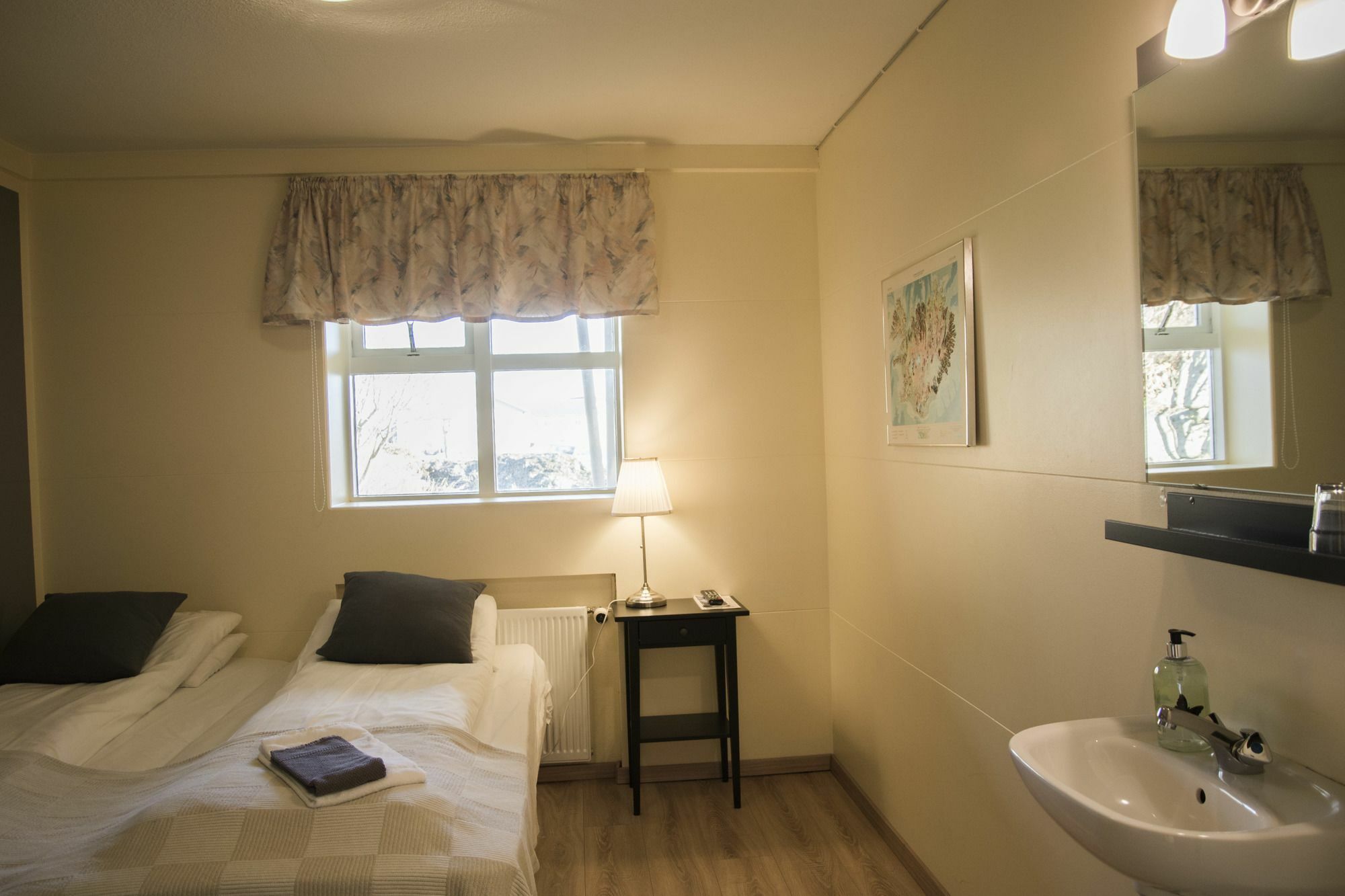 Guesthouse Hvammur By The Harbour هوفن المظهر الخارجي الصورة